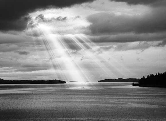 Photoshop将黑白图片增加完美的透射光束